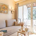 Pierre & Les Restanques Du Golfe De Saint-tropez 3* غريمو